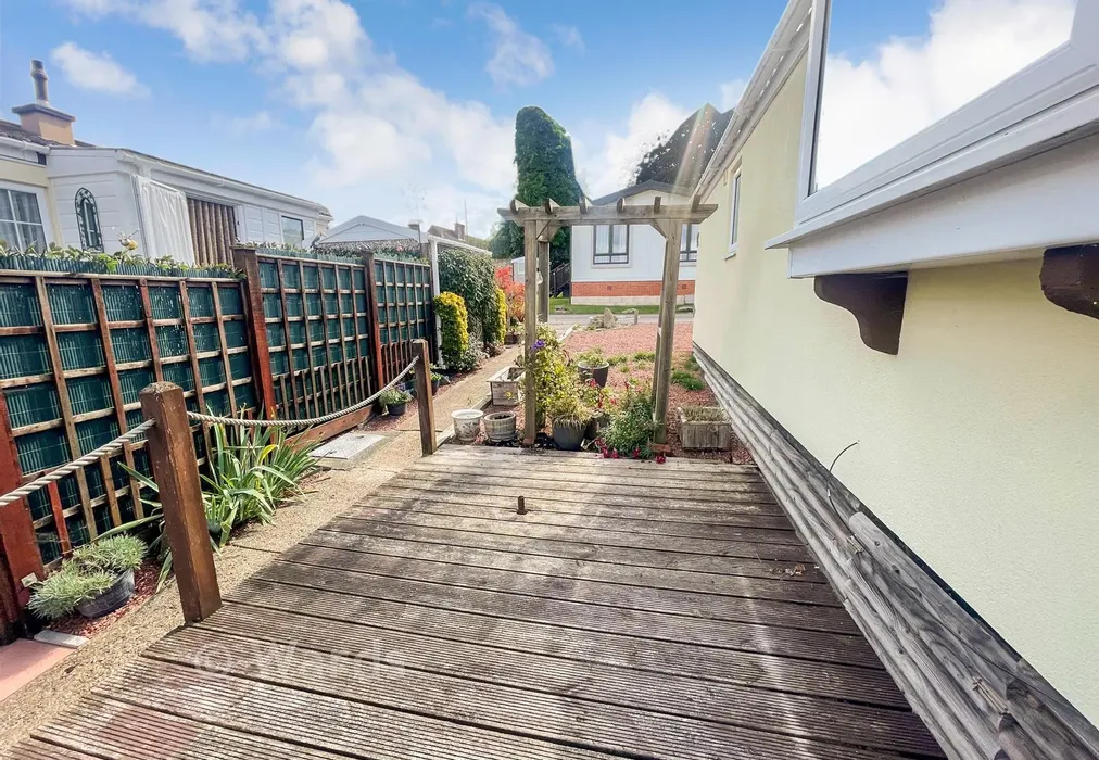 Side Garden - Lower Road, East Farleigh, Maidstone, Kent - Wards of Kent