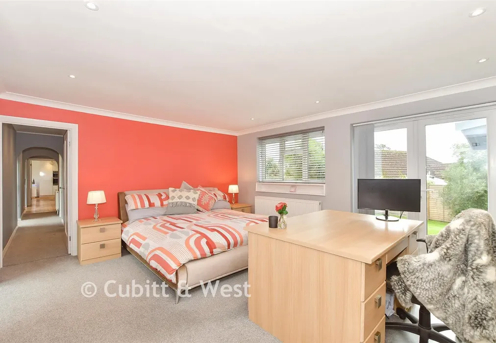 Bedroom 1 - Greenacres, Ashington, West Sussex - Wards of Kent
