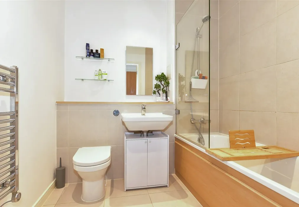 Bathroom - Higham Avenue, Snodland, Kent - Wards of Kent