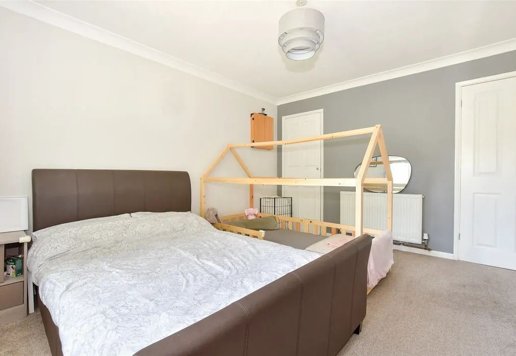 Bedroom 1* - The Hollows, Newport, Isle of Wight - Wards of Kent