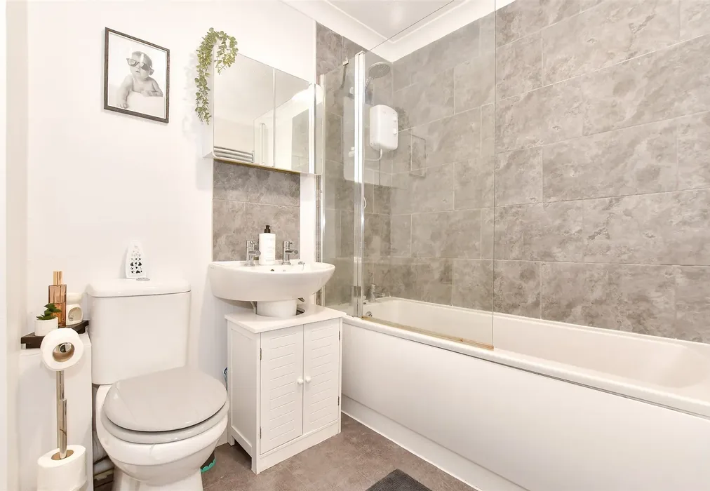 Bathroom - The Hollows, Newport, Isle of Wight - Wards of Kent