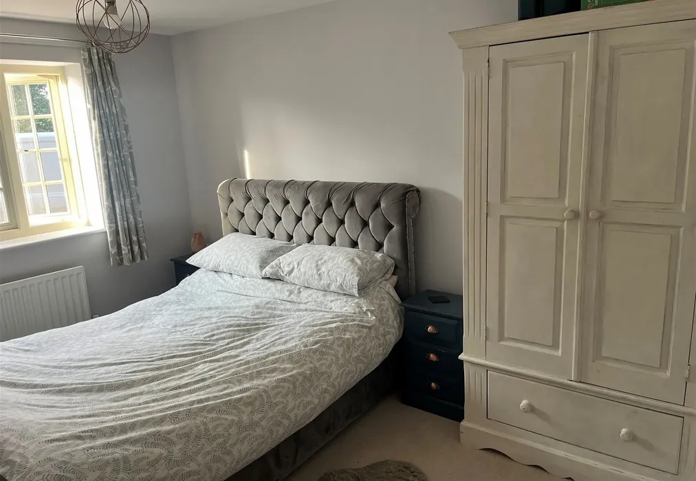 Bedroom 1 - The Saddlery, Little Bookham, Leatherhead, Surrey - Wards of Kent