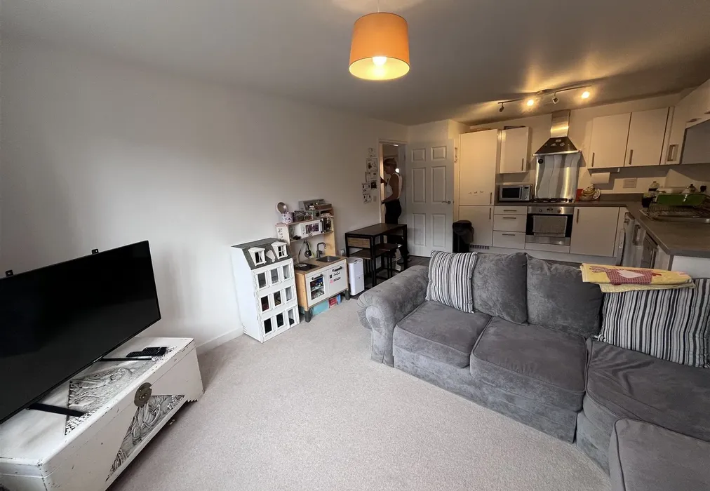 Lounge/ Kitchen - The Saddlery, Little Bookham, Leatherhead, Surrey - Wards of Kent