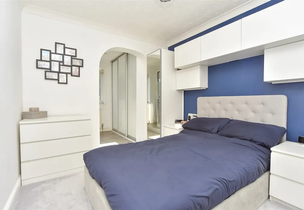 Bedroom 1 - Oakleigh Close, Walderslade, Chatham, Kent - Wards of Kent