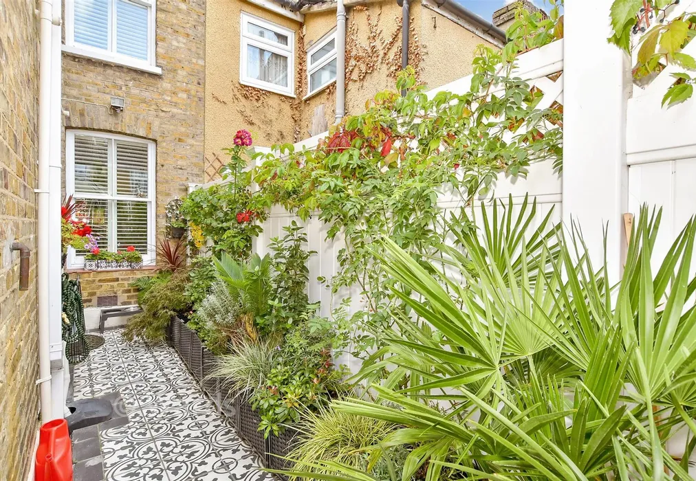 Side Garden - Cyprus Road, Faversham, Kent - Wards of Kent