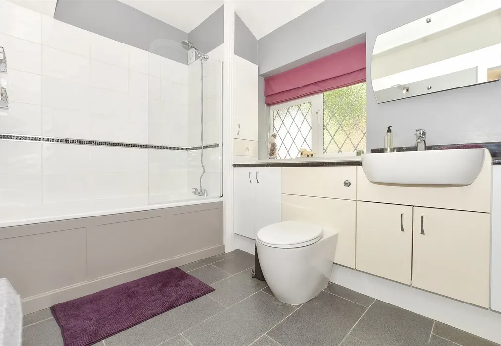 En-Suite Bathroom - Chesterfield Close, Furnace Wood, West Sussex - Wards of Kent