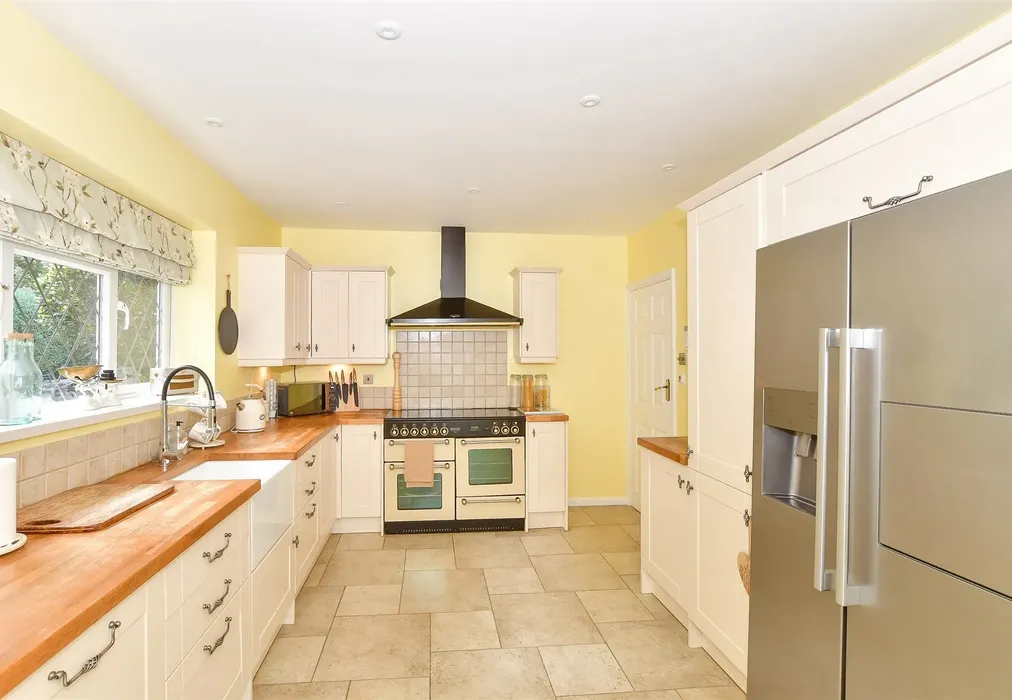 Kitchen - Chesterfield Close, Furnace Wood, West Sussex - Wards of Kent