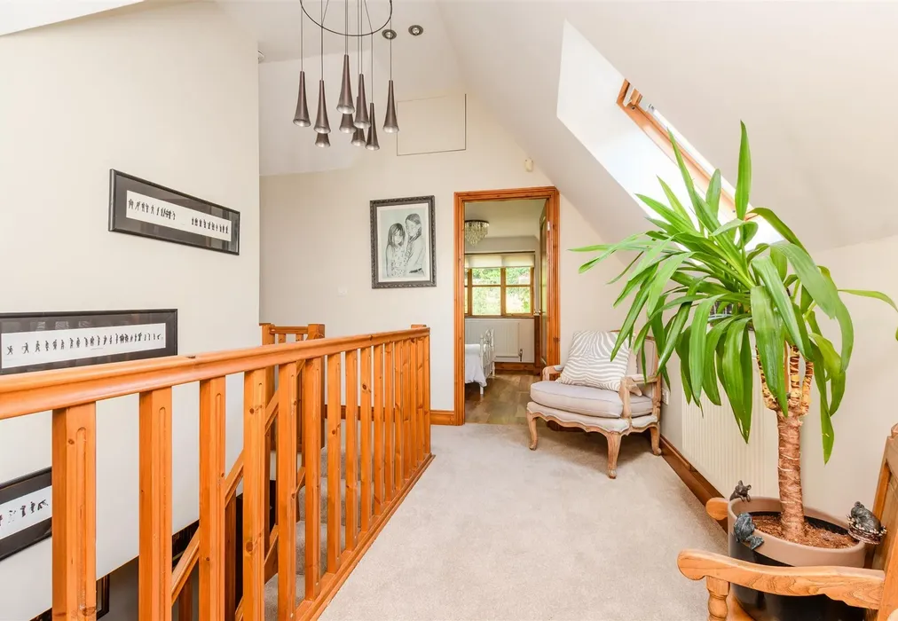 Landing - Meadow Lane, Culverstone, Meopham, Kent - Wards of Kent