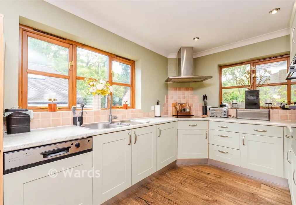 Kitchen - Meadow Lane, Culverstone, Meopham, Kent - Wards of Kent
