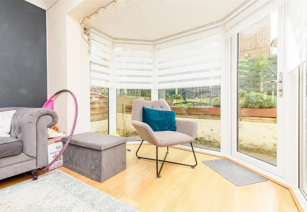 Internal Feature - Caxton Close, Hartley, Longfield, Kent - Wards of Kent