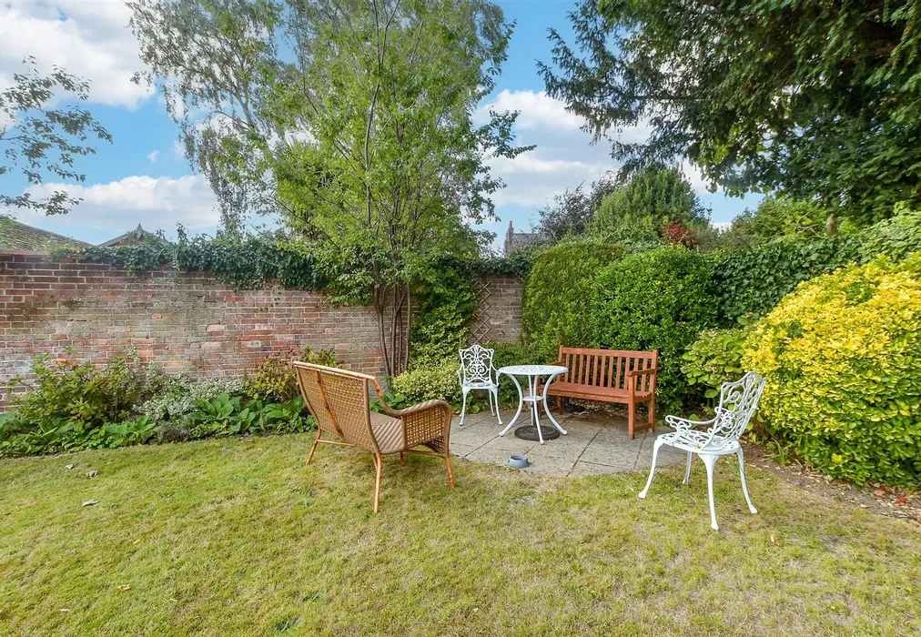 Communal Gardens - Linden Chase, Uckfield, East Sussex - Wards of Kent