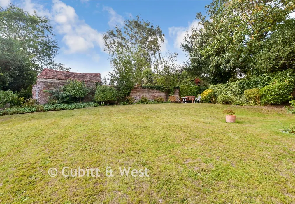 Communal Gardens - Linden Chase, Uckfield, East Sussex - Wards of Kent