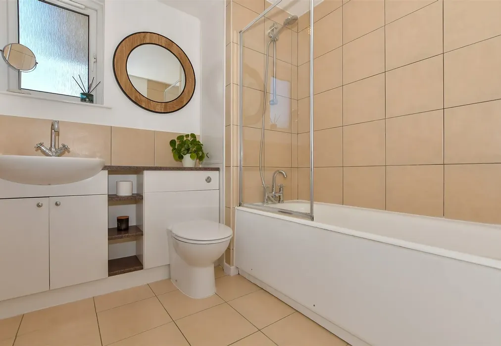 Bathroom - Wheeler Street, Maidstone, Kent - Wards of Kent