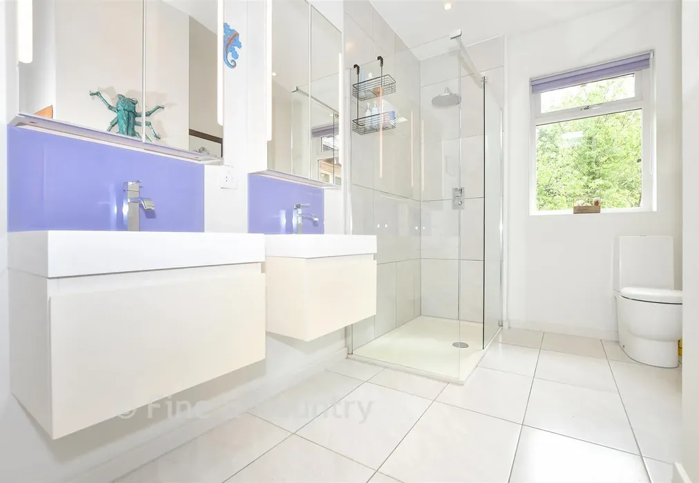 En-Suite Shower Room - Ashurst Road, Ashurst, Tunbridge Wells, East Sussex - Wards of Kent
