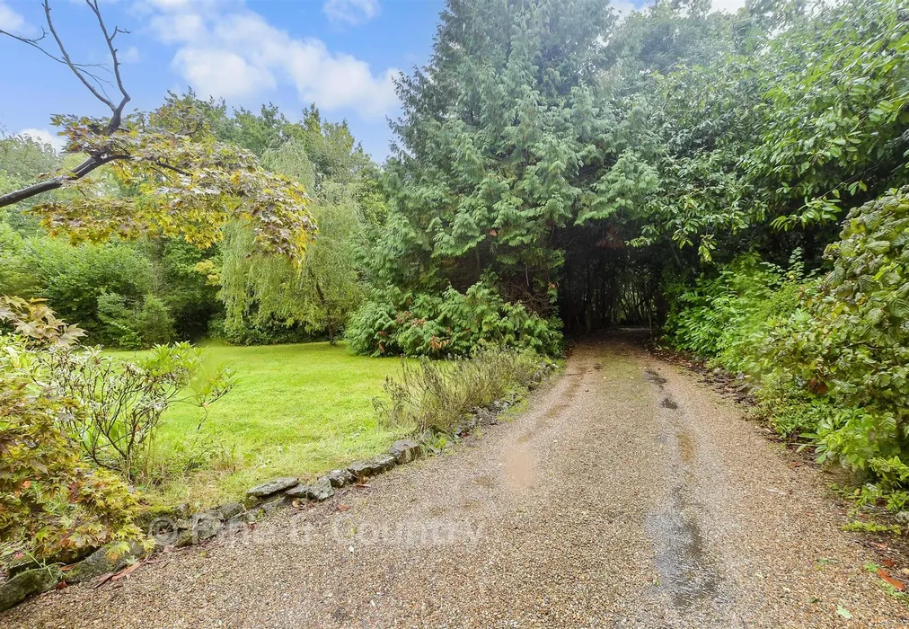 Driveway/Parking - Ashurst Road, Ashurst, Tunbridge Wells, East Sussex - Wards of Kent