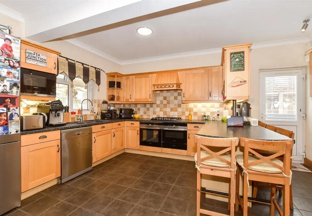 Kitchen - Parsonage Road, Horsham, West Sussex - Wards of Kent