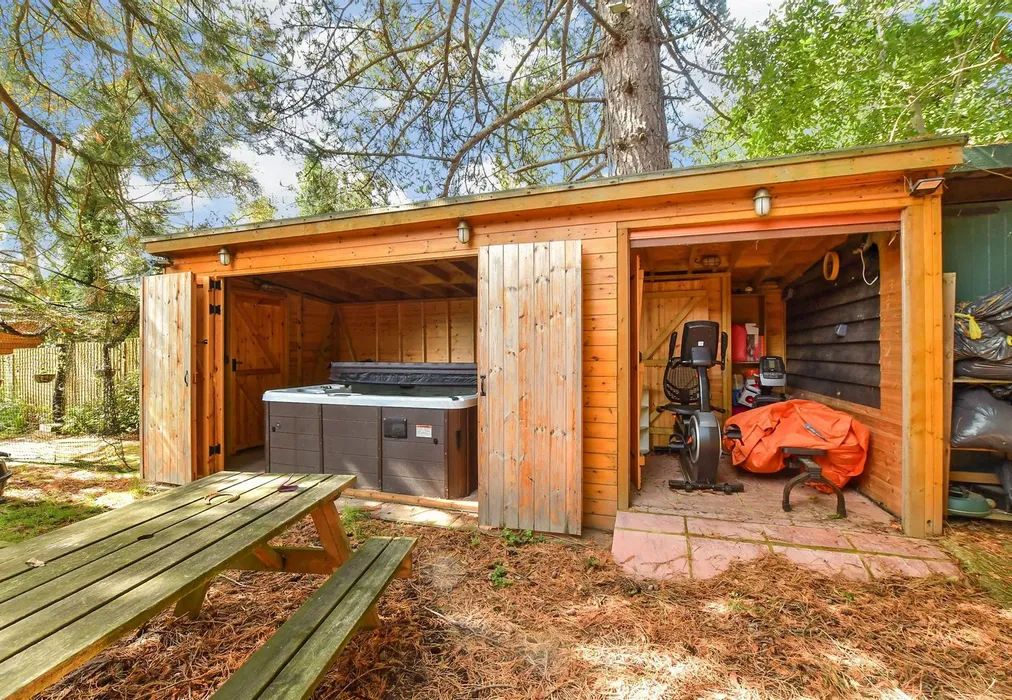 Workshop/Outbuildings - Parsonage Road, Horsham, West Sussex - Wards of Kent