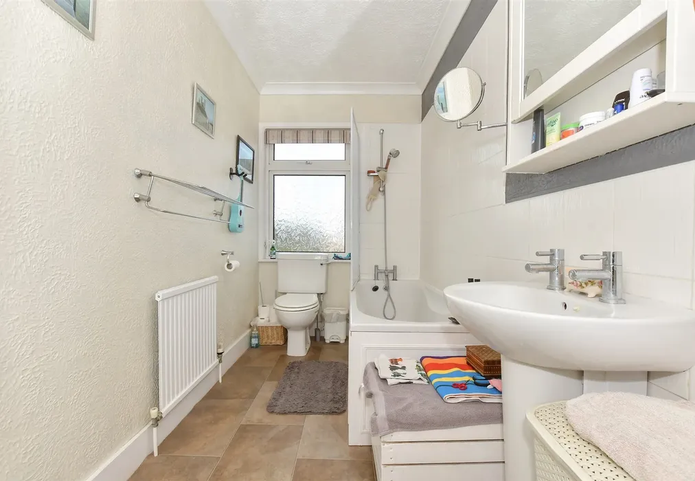 Bathroom - St. Peter's Footpath, Margate, Kent - Wards of Kent
