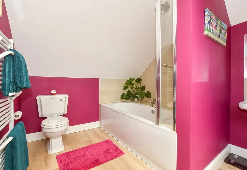 En-Suite Bathroom - St. John's Avenue, Leatherhead, Surrey - Wards of Kent