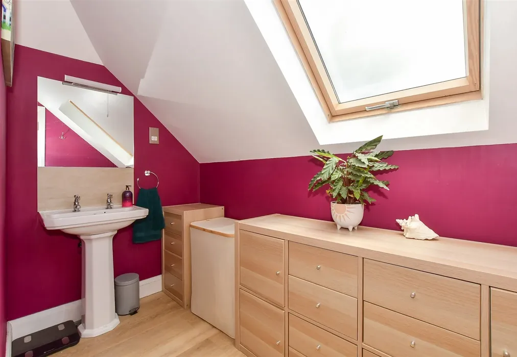 En-Suite Bathroom - St. John's Avenue, Leatherhead, Surrey - Wards of Kent