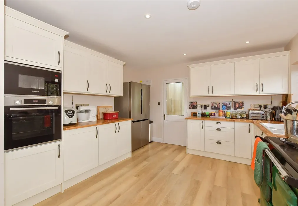 Kitchen - St. John's Avenue, Leatherhead, Surrey - Wards of Kent