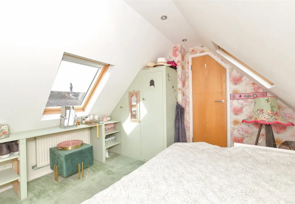 Bedroom 1 - Mount Pleasant, Arundel, West Sussex - Wards of Kent