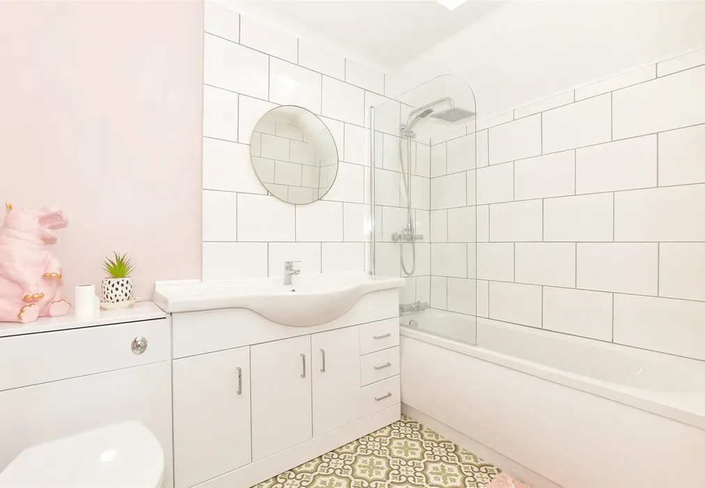 Bathroom - Mount Pleasant, Arundel, West Sussex - Wards of Kent