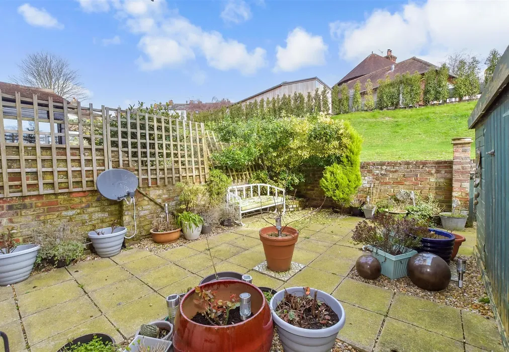 Rear Garden - Mount Pleasant, Arundel, West Sussex - Wards of Kent