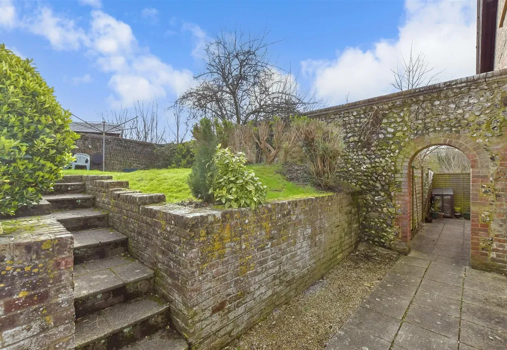 Communal Garden - Mount Pleasant, Arundel, West Sussex - Wards of Kent