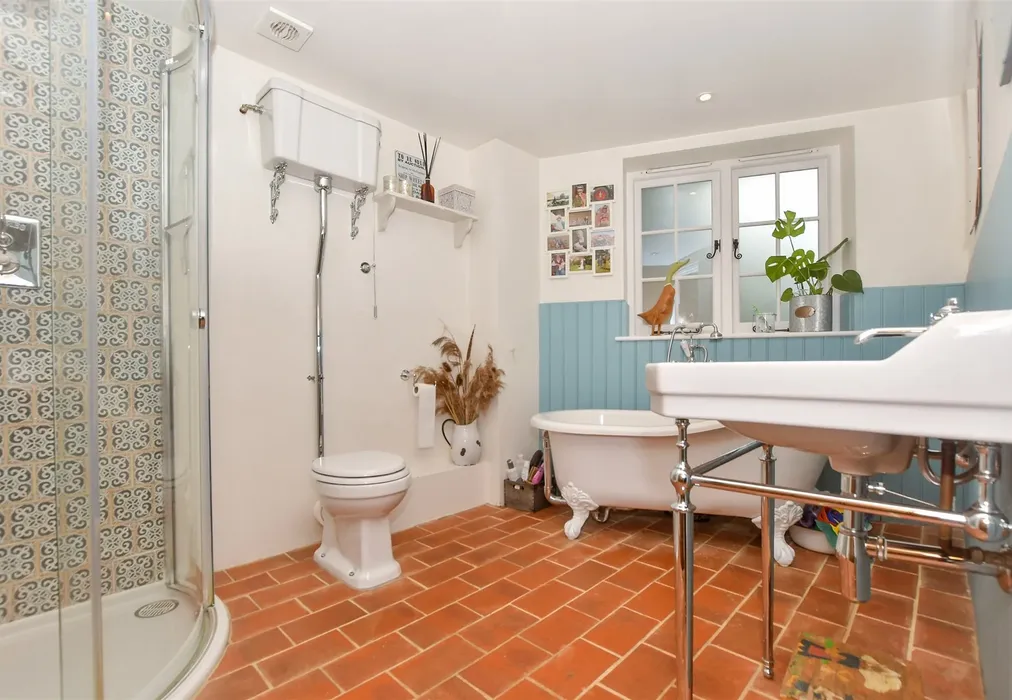 Family Bathroom - Hunton Road, Chainhurst, Marden, Kent - Wards of Kent