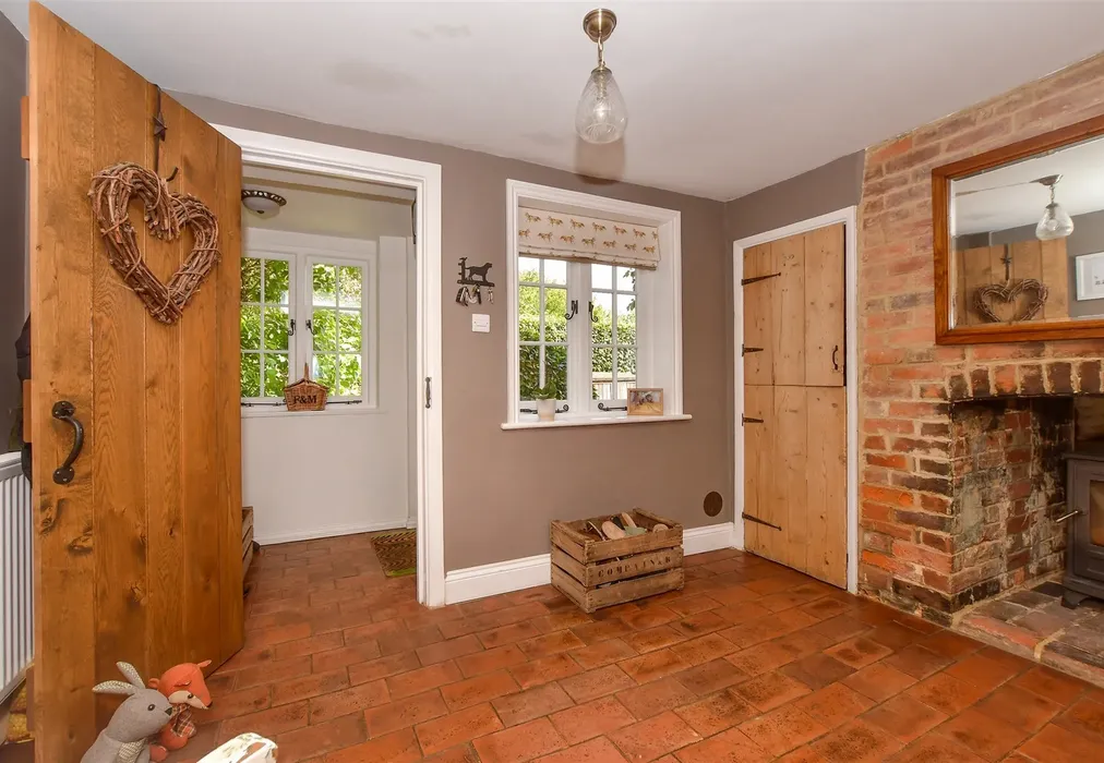 Entrance Hall - Hunton Road, Chainhurst, Marden, Kent - Wards of Kent
