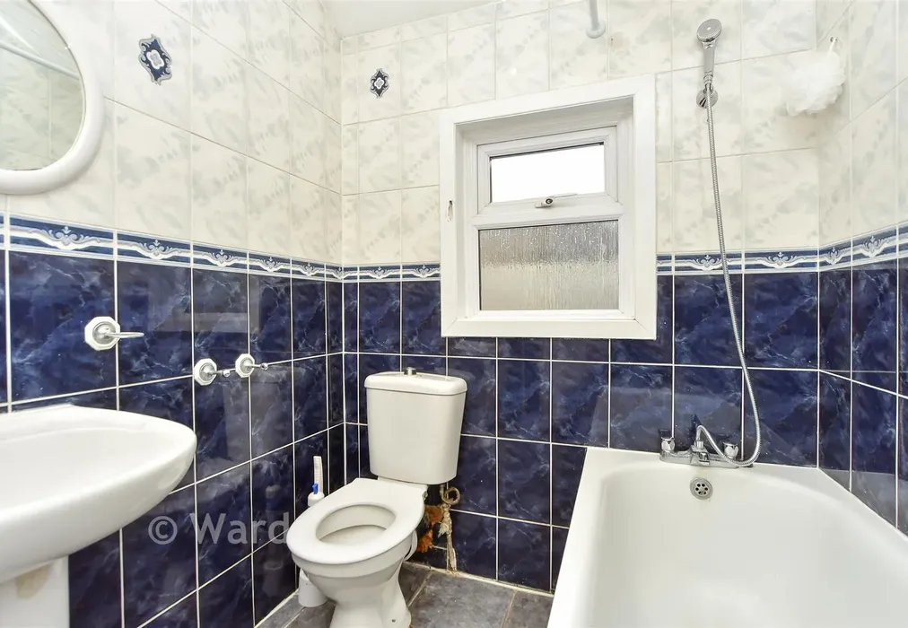Bathroom - Stuart Road, Gillingham, Kent - Wards of Kent