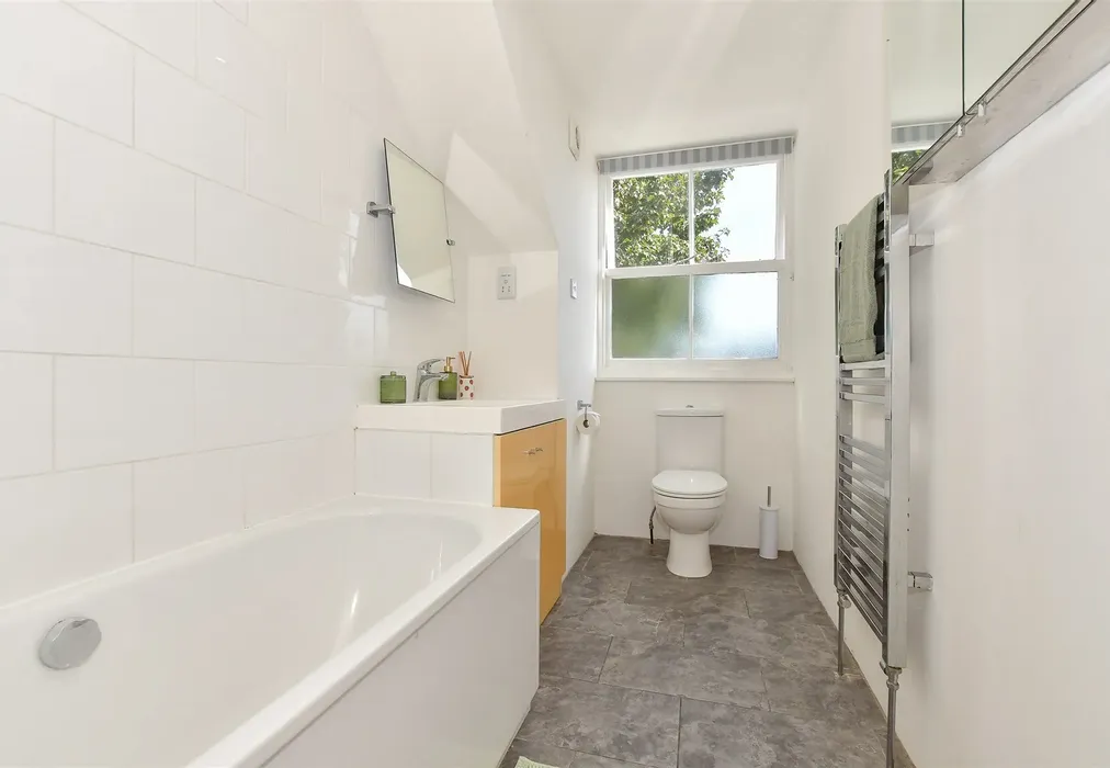 Bathroom - Ethelbert Road, Canterbury, Kent - Wards of Kent