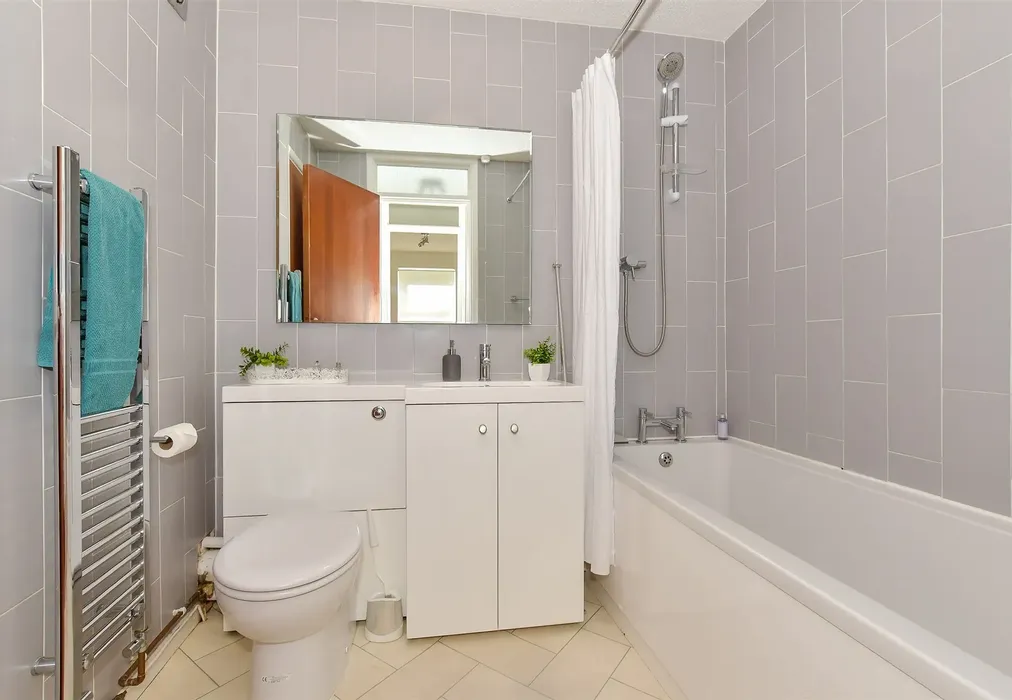 Bathroom - Rochester Avenue, Canterbury, Kent - Wards of Kent
