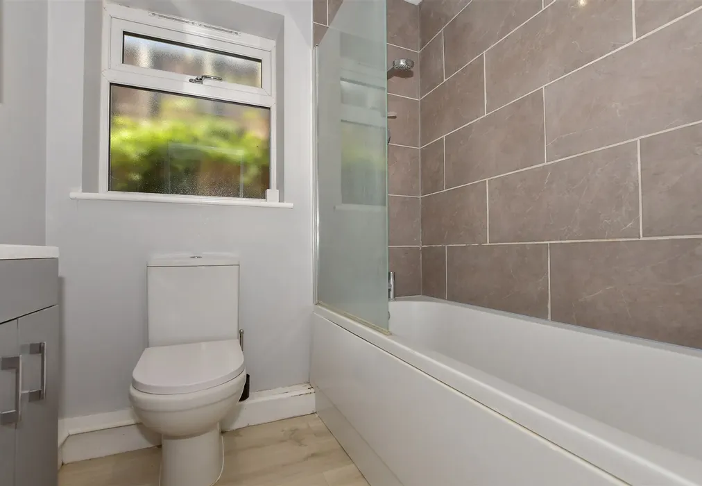 Bathroom - Stanhope Close, Maidstone, Kent - Wards of Kent
