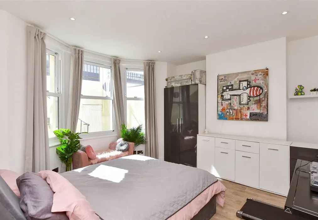 Bedroom 1 - Gladstone Place, Brighton, East Sussex - Wards of Kent