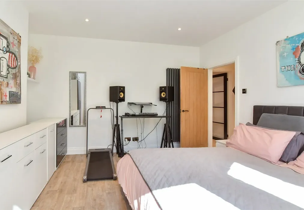 Bedroom 1 - Gladstone Place, Brighton, East Sussex - Wards of Kent