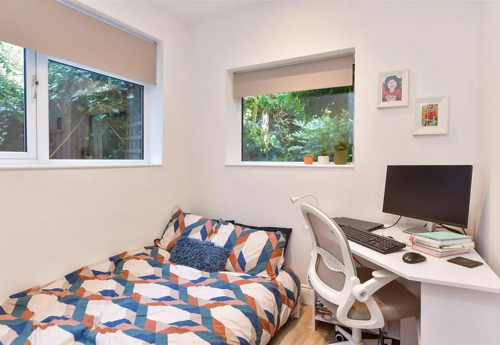 Bedroom 2 - Gladstone Place, Brighton, East Sussex - Wards of Kent