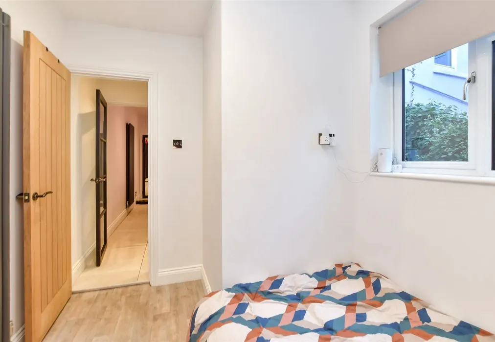 Bedroom 2 - Gladstone Place, Brighton, East Sussex - Wards of Kent