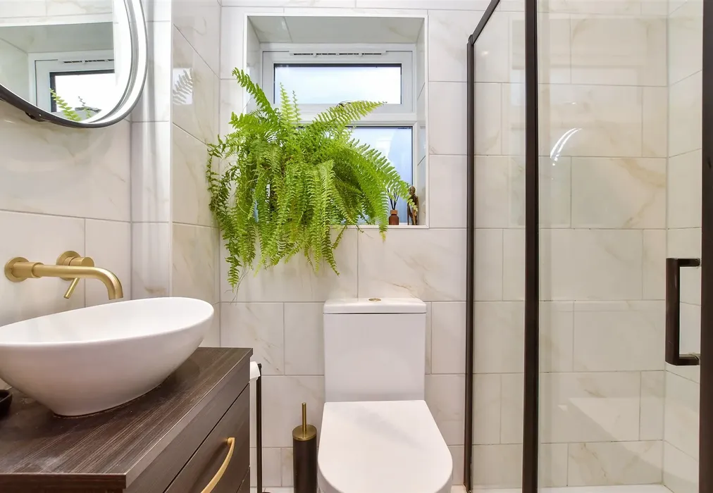 Shower Room - Gladstone Place, Brighton, East Sussex - Wards of Kent