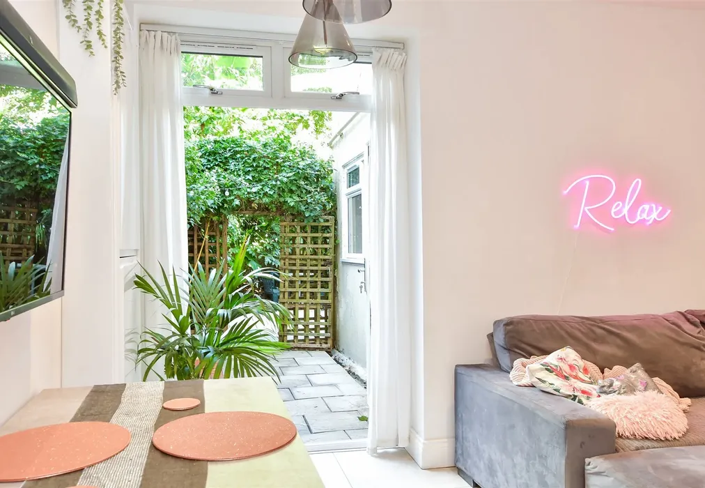 Internal Lifestyle Photograph - Gladstone Place, Brighton, East Sussex - Wards of Kent