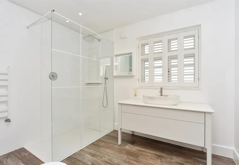 Shower Room - The Street, Horton Kirby, Kent - Wards of Kent