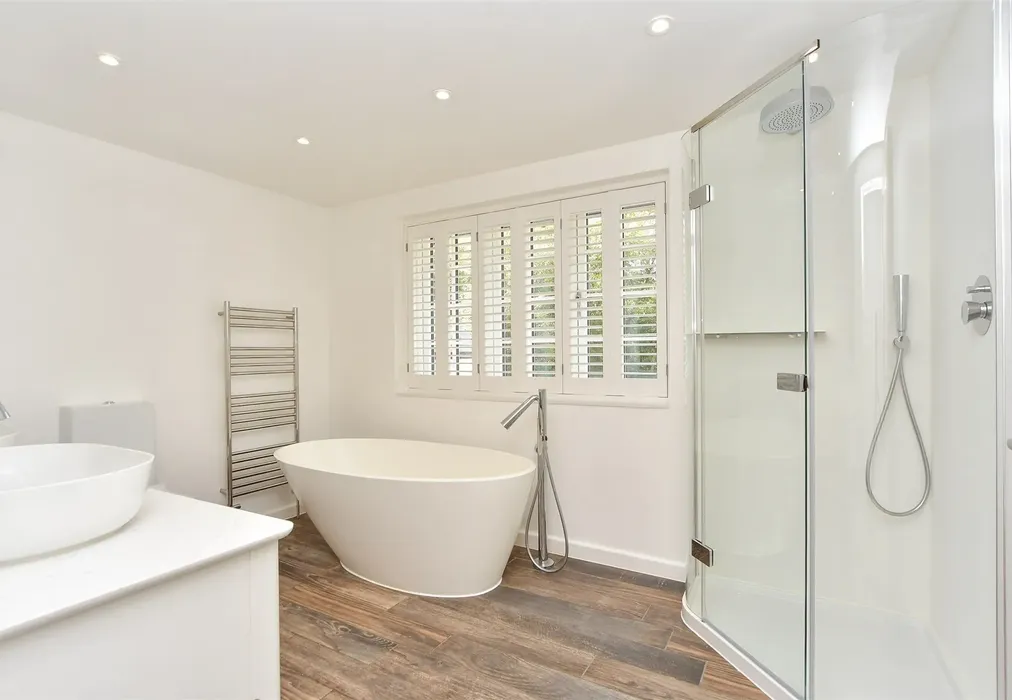 Bathroom - The Street, Horton Kirby, Kent - Wards of Kent