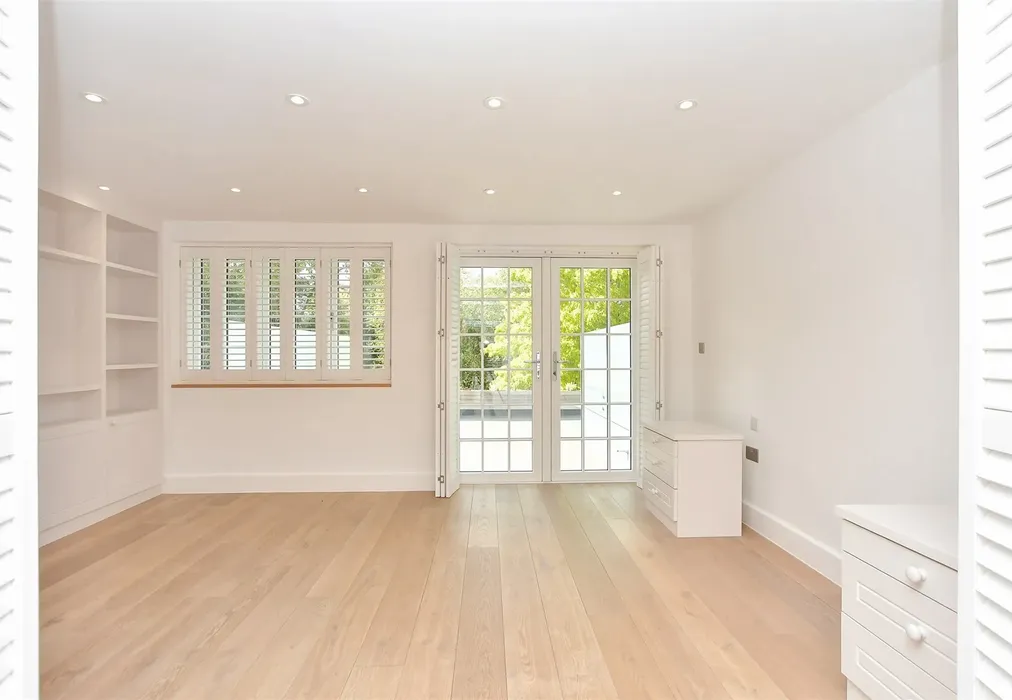 Bedroom 1 - The Street, Horton Kirby, Kent - Wards of Kent