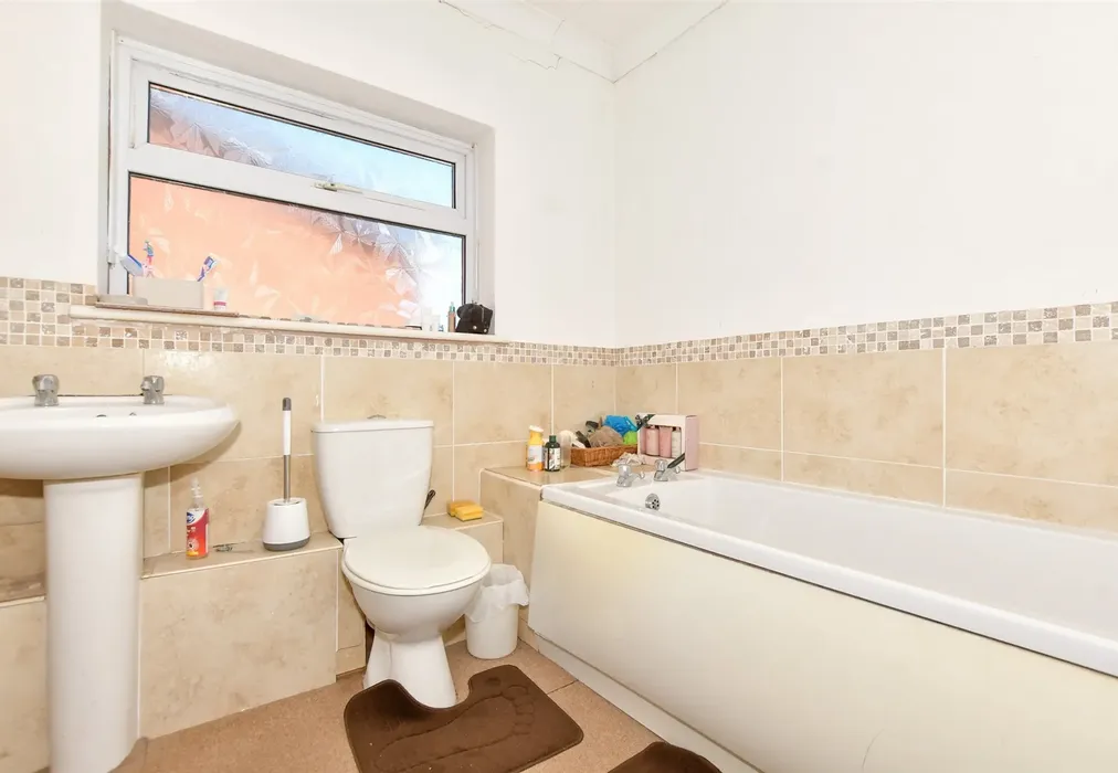 Bathroom - Adie Road, Greatstone, Kent - Wards of Kent