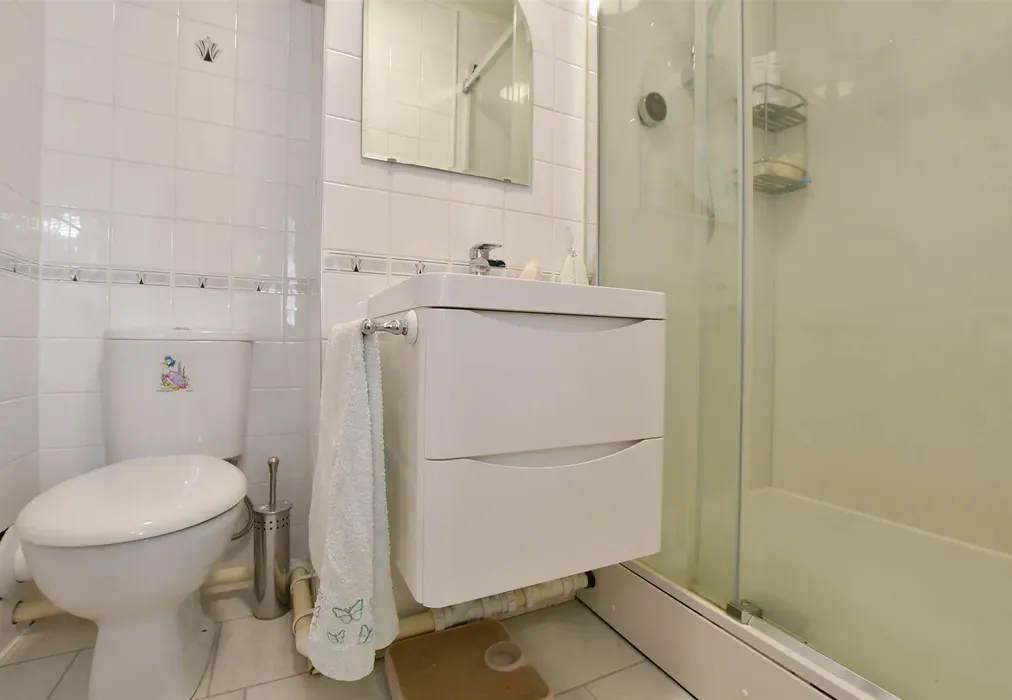 En-Suite - Moreland Way, Chingford - Wards of Kent