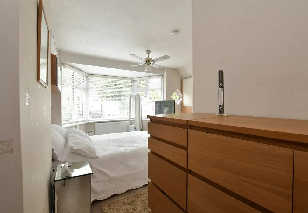 Bedroom 1 - Moreland Way, Chingford - Wards of Kent