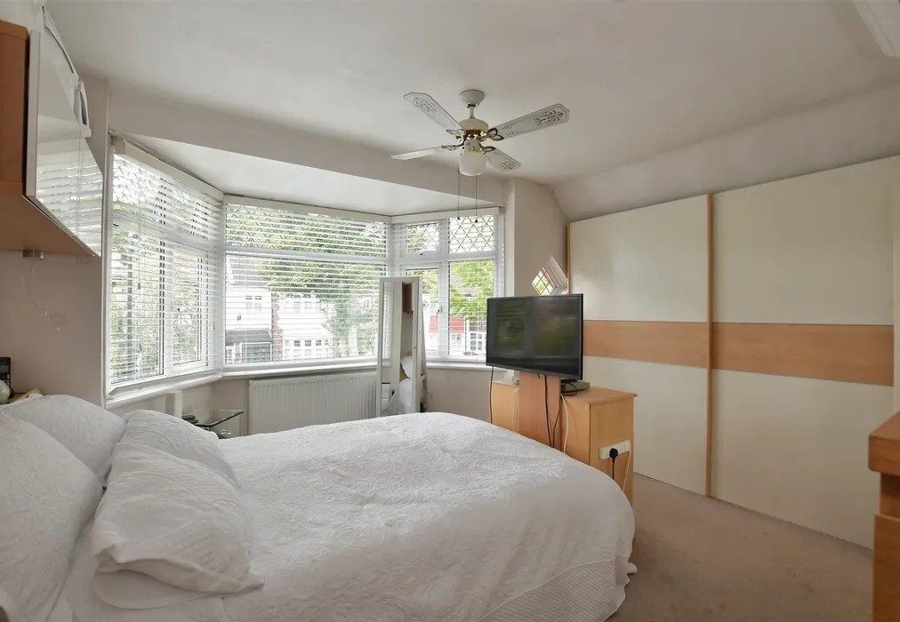 Bedroom 1 - Moreland Way, Chingford - Wards of Kent