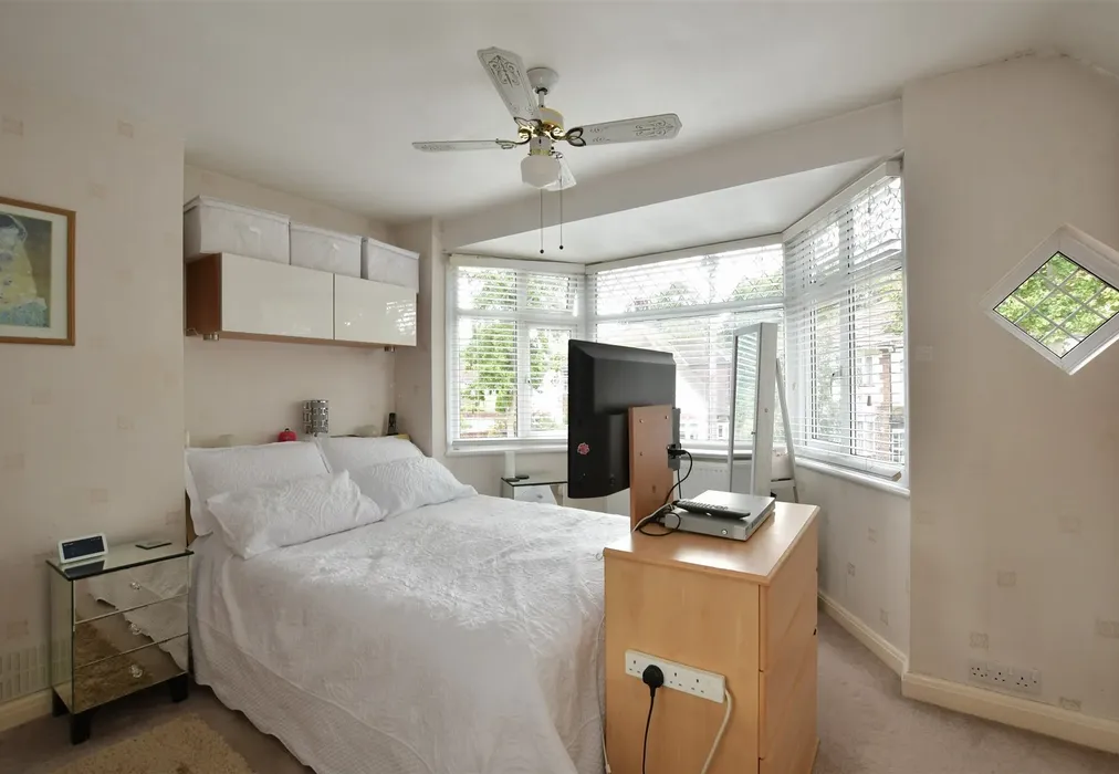 Bedroom 1 - Moreland Way, Chingford - Wards of Kent
