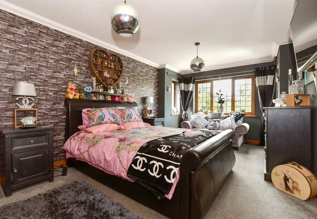 Bedroom 1 - Broadway, Sandown, Isle of Wight - Wards of Kent